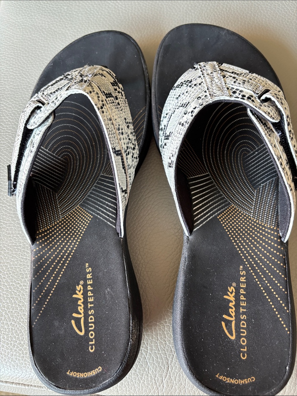 Clarks Cloudsteppers Black Sandals with White Snake-Print Straps - Picture 2 of 5